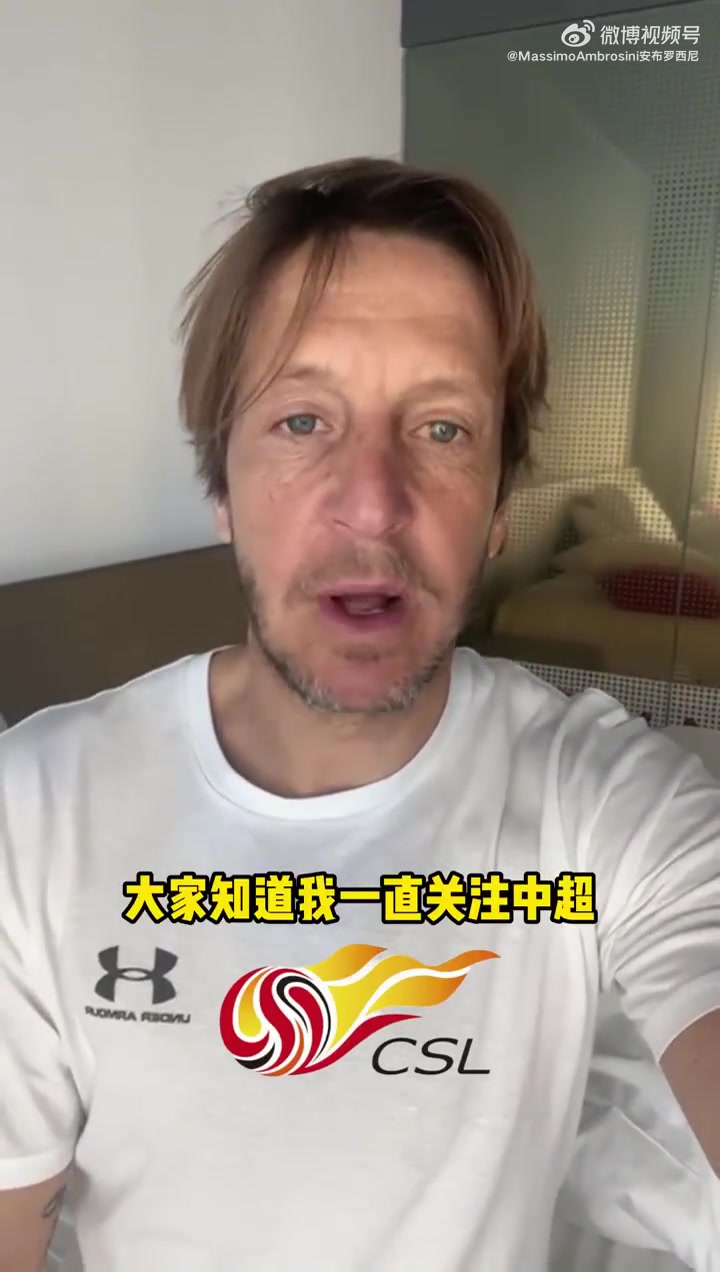 入乡随俗！纳萨里奥娴熟使用电瓶车出行，自觉佩戴头盔